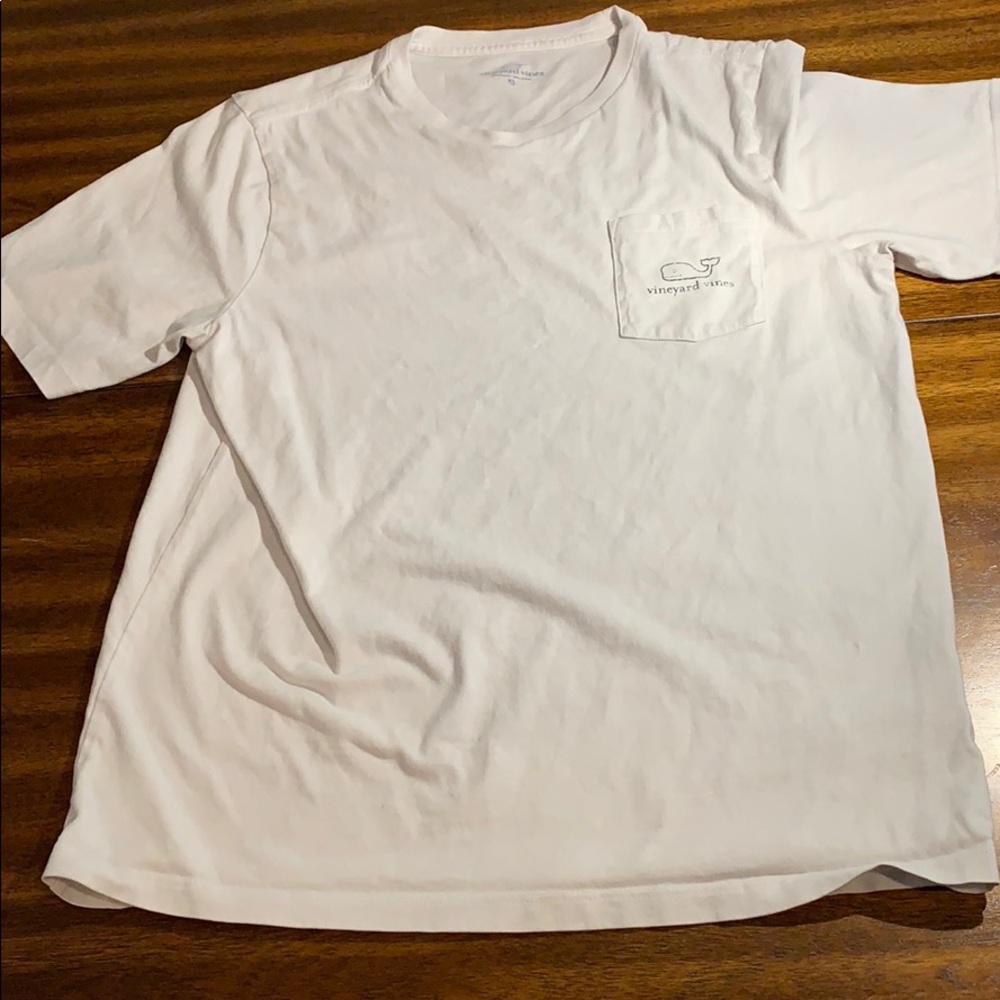 vineyard vines t-shirt